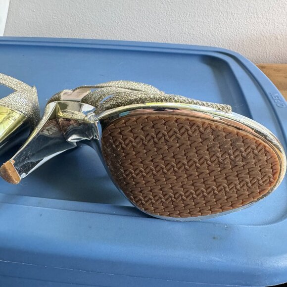 Michael Kors SIlver Berkley T-Strap Sandals size 7 1/2M, Silver Glitter W/Zipper - Picture 9 of 10